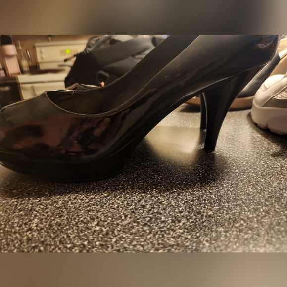 Size 11, nine west heels,  black (1 scuff mark) - Picture 2 of 7